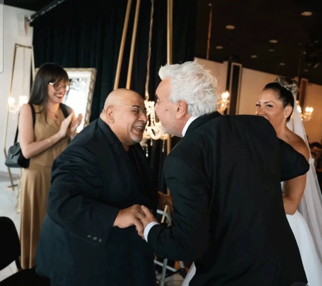 Serrano y su pareja hacen pública su relación en eventos sociales, como el casamiento de Coco Sily, mostrando su unión profesional y personal, Candelaria junto a Roly