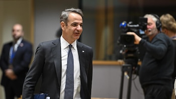 Mitsotakis plantea que a partir de 2027 los ministros dejen el acta de diputado