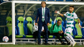Guillermo Almada demandó a Santos. Mandatory Credit: Joe Nicholson-USA TODAY Sports