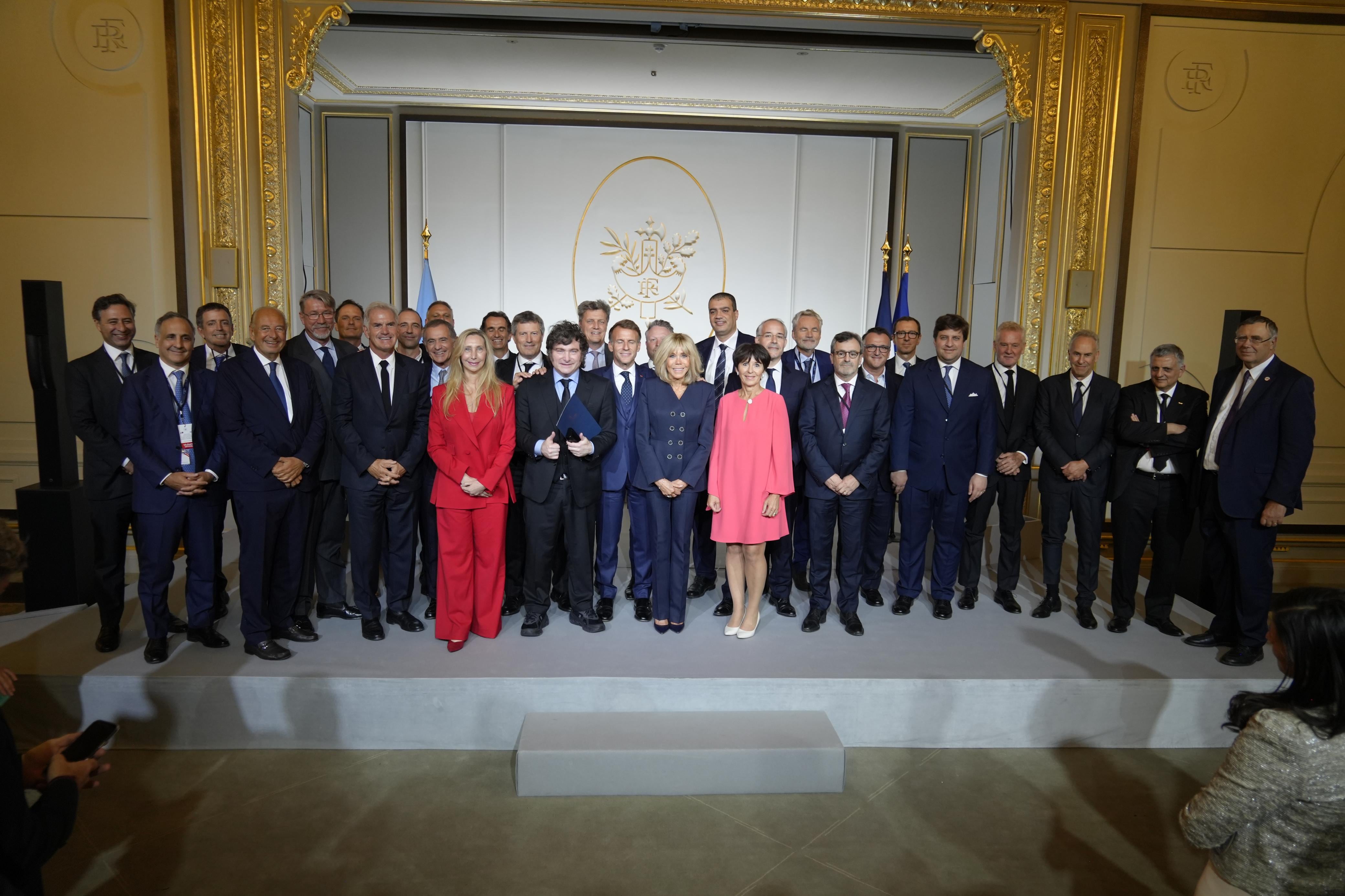 El presidente Javier Milei, junto a su homólogo de Francia, Emmanuel Macron, junto a toda la comitiva argentina