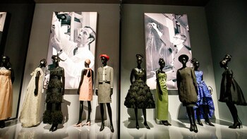 Hay salas con diseños de Marc Bohan y Yves Saint Laurent dos de los diseñadores que pasaron por la firma francesa (Photo by Tolga Akmen / various sources / AFP)