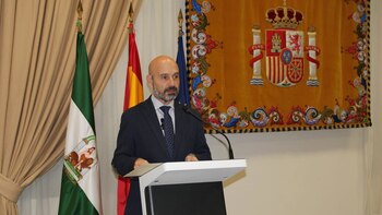 El Gobierno mantendrá la "vía del diálogo" con la Junta pese al "retroceso de 40 años" del pacto de Moreno con Vox