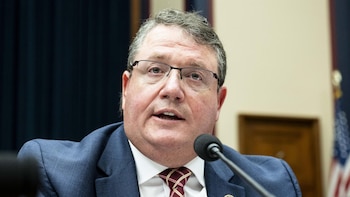 Un congresista republicano levanta la