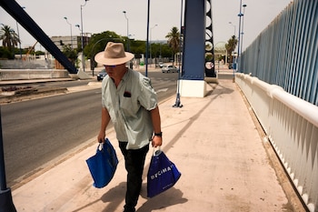La ola de calor se intensifica en región andaluza, dejando activado para este martes el aviso rojo por temperaturas extremas en la provincia de Córdoba y Jaén que podrían alcanzar los 44 grados, mientras que en Almería y Granada se ha decretado la alerta naranja y en Sevilla el nivel amarillo.