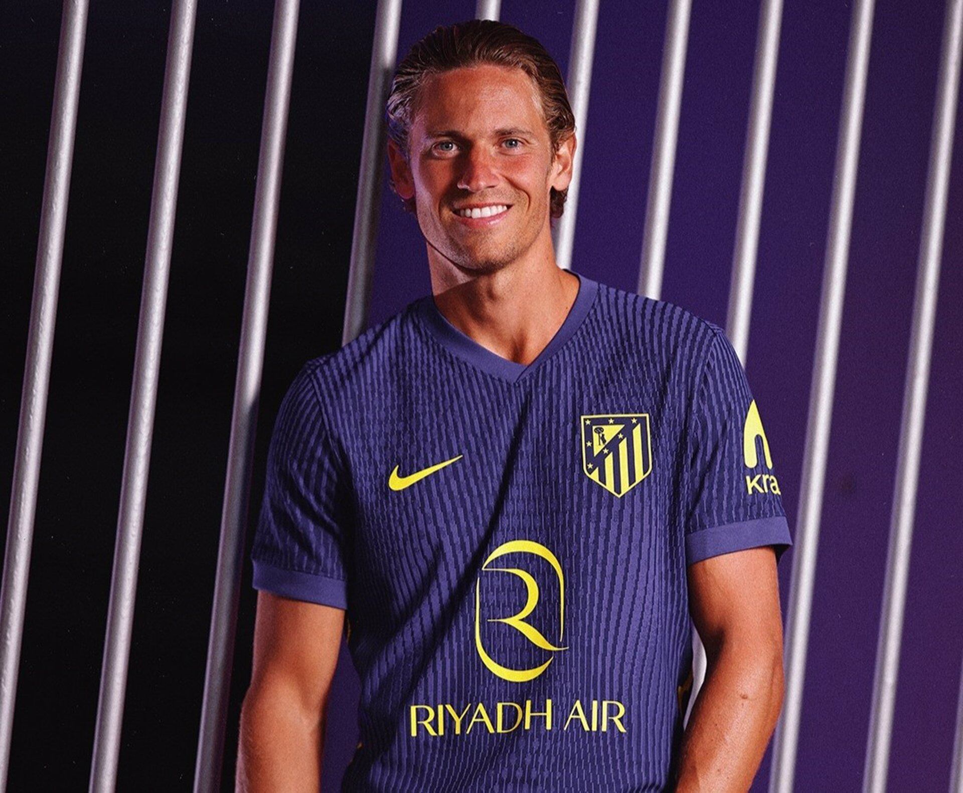 El jugador del Atlético de Madrid Marcos Llorente posa con la nueva segunda equipación para la temporada 2025-2026. (Europa Press)