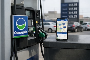 Surtidor de gasolina en una estación de servicio con logo de Osinergmin y un teléfono móvil mostrando la aplicación Facilito con precios y un mapa.