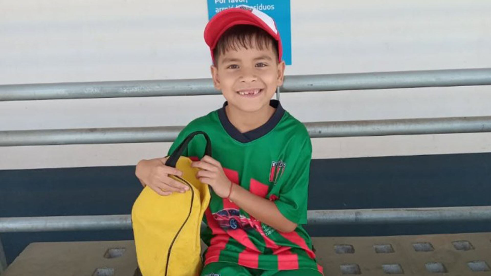 El niño siempre listo para jugar al fútbol