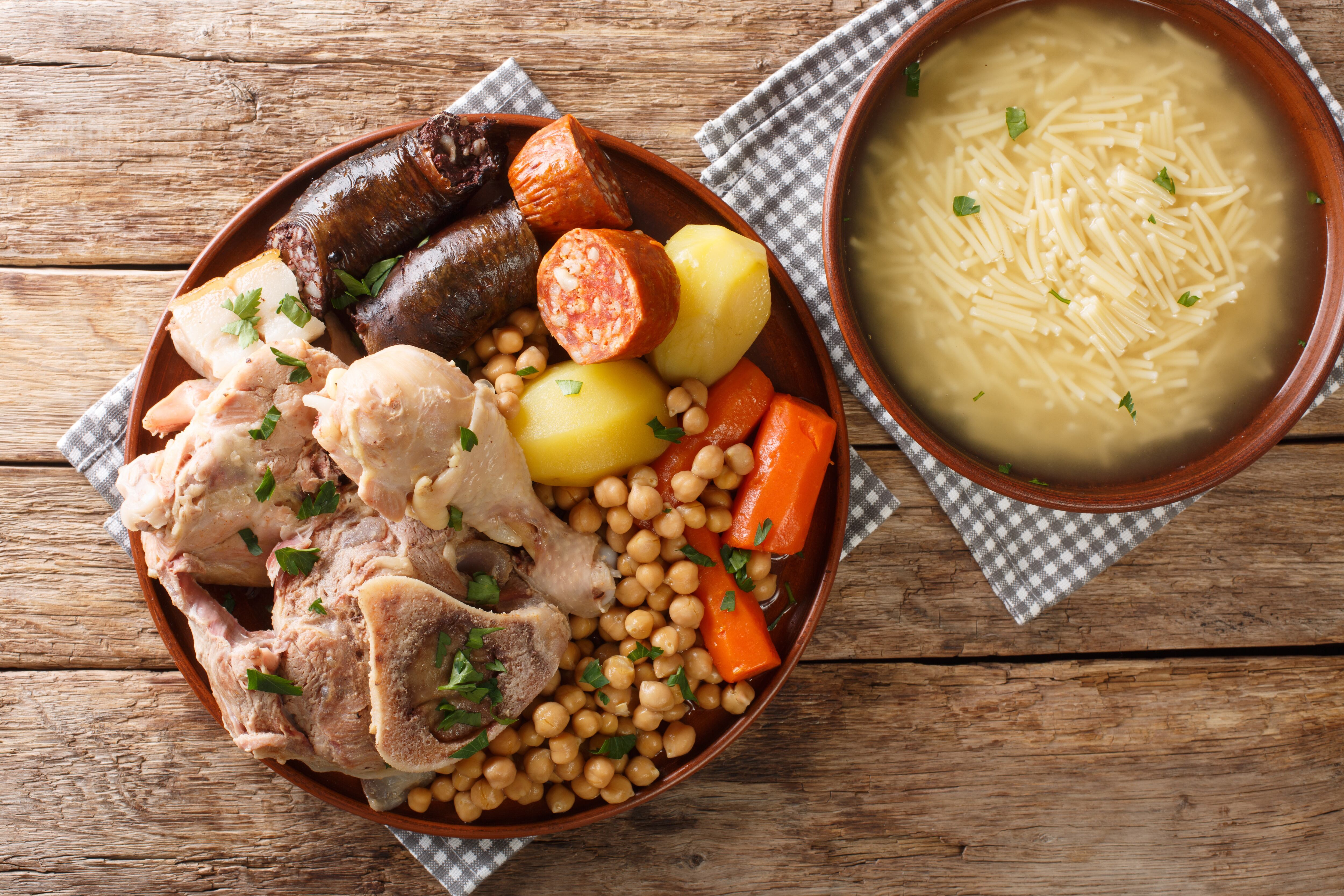 Hay quienes comparan el puchero andaluz con el cocido madrileño. (Adobe Stock)