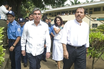 Fotografía de archivo que muestra al presidente de Nicaragua, Daniel Ortega (d), y al exmandatario de Costa Rica Óscar Arias (i) /. (EFE/Mario López)