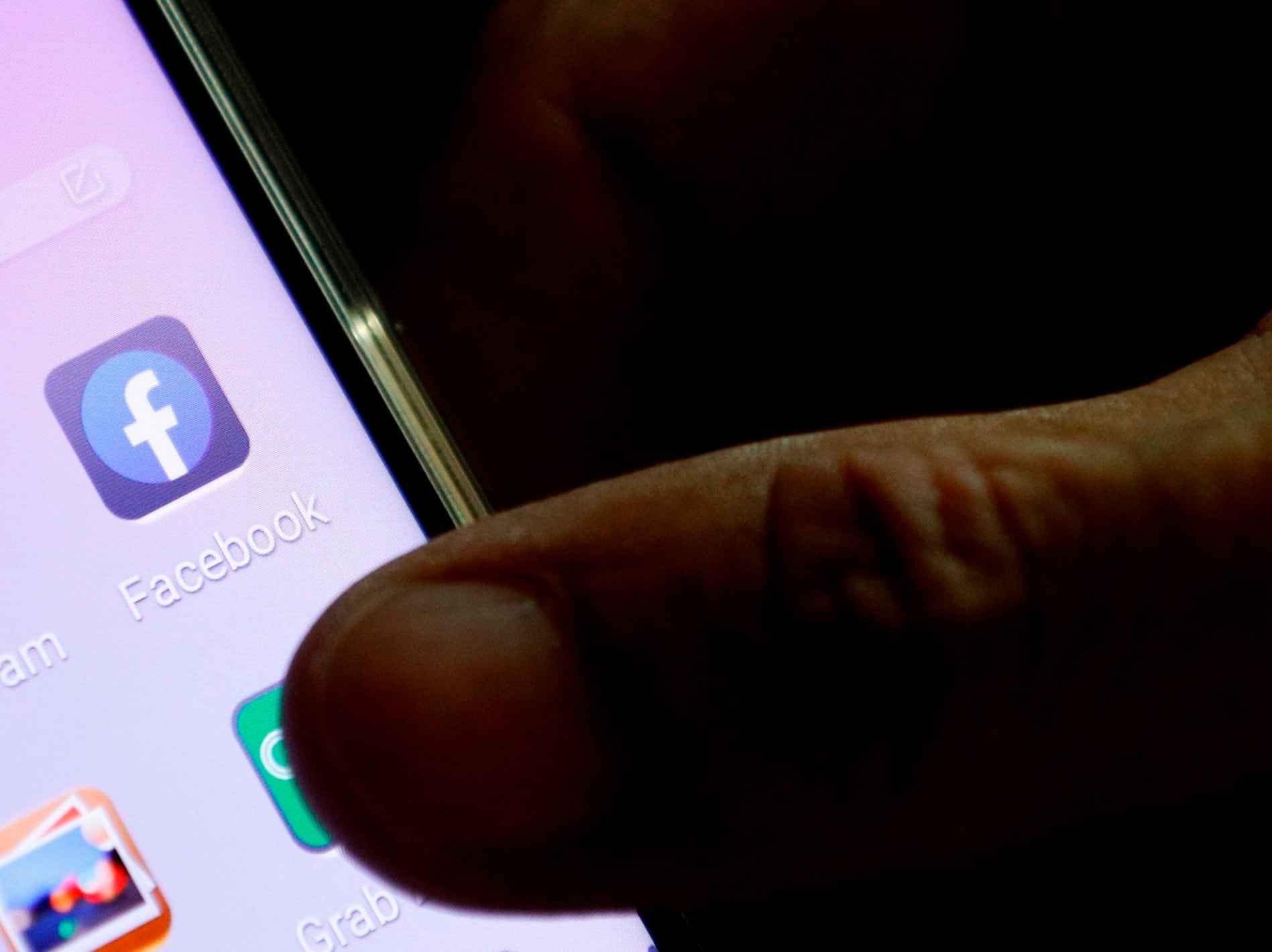 La banda utilizaba Facebook Marketplace para publicar vehículos a precios irrisorios y captar compradores, a quienes luego entregaban autos robados con documentación falsa (EFE/EPA/RUNGROJ YONGRIT/Archivo)