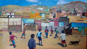 Pintura de siete niños y un perro jugando al fútbol en un terreno de tierra. Al fondo se ven numerosas casas coloridas en una ladera bajo cielo azul