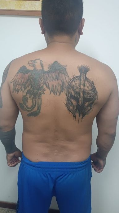 Los tatuajes que el acusado tiene en la espalda
