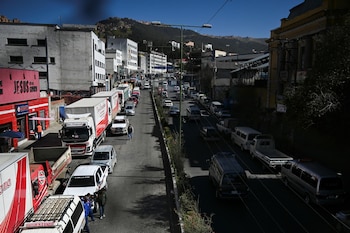 Bolivia enfrenta desde hace casi tres años recurrentes periodos de escasez de combustible que provocan largas filas de vehículos en los surtidores. REUTERS/Claudia Morales