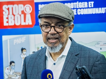 El director general de la Organización Mundial de la Salud, Tedros Adhanom Ghebreyesus, habla con reporteros a su llegada al Aeropuerto Internacional de N'djili, el jueves 28 de mayo de 2026, en Kinshasa, República Democrática del Congo (AP/Samy Ntumba Shambuyi)