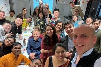 David aparece a la izquierda