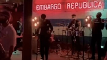 Una banda de música cubana