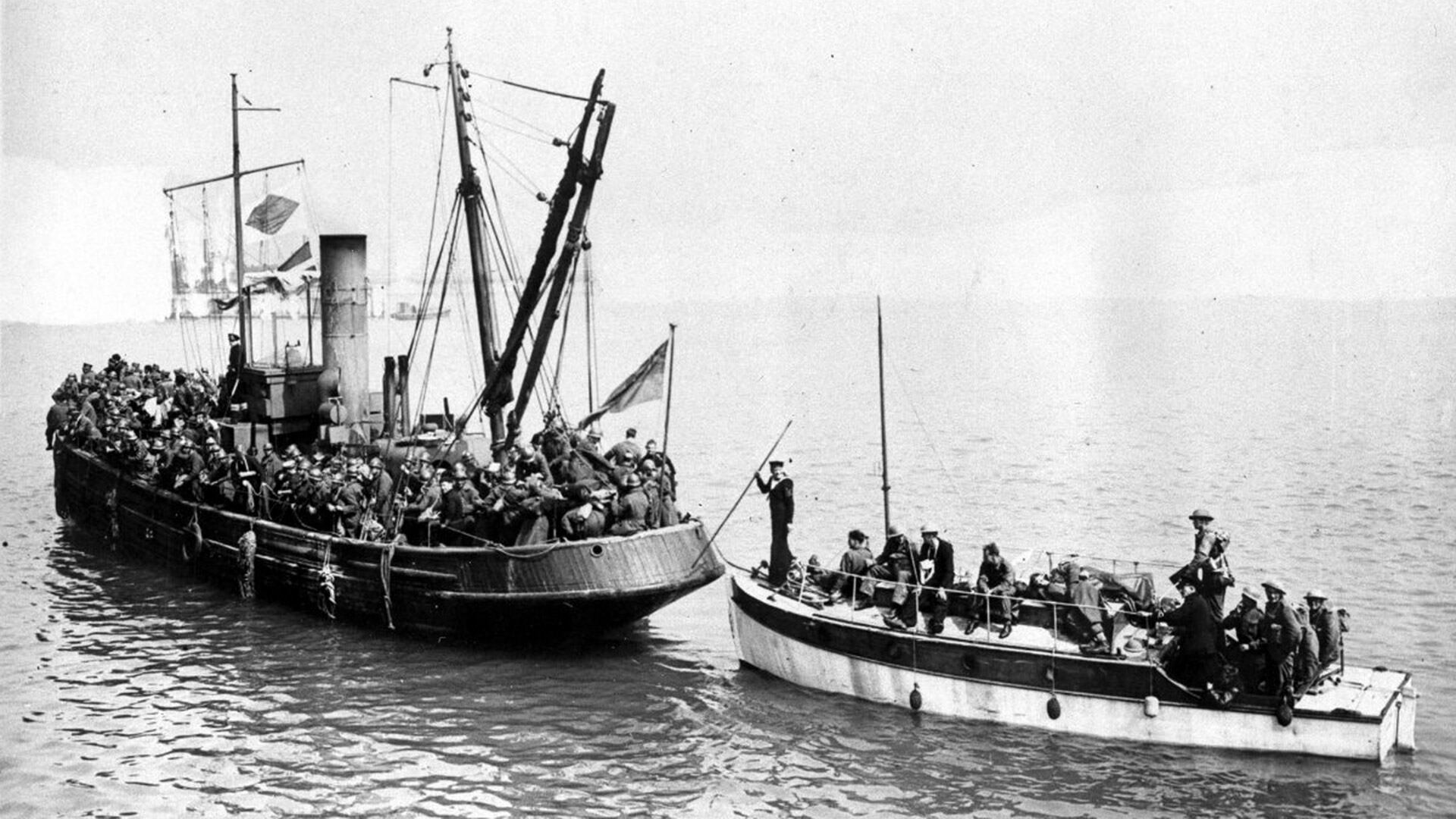 Dos de las pequeñas embarcaciones que tomaron parte de la operación Dynamo (AP Photo)