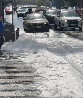 La espuma se iba amontonando al paso de los autos. (captura de pantalla)