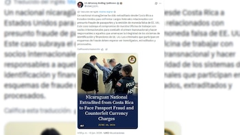 Tres personas con caras borrosas, un detenido con las manos en alto y dos agentes de policía con chaquetas oscuras, uno de ellos con la espalda a la cámara