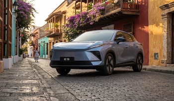 Las versiones Comfort y Luxury de la Chery E5 cuentan con diferentes niveles de equipamiento tecnológico, seguridad y asistencias avanzadas (ADAS).