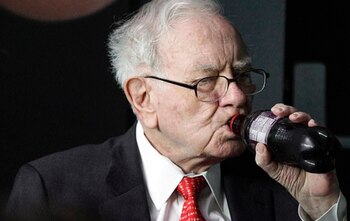 Warren Buffett tomando una Coca