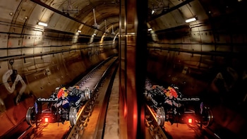 Un Fórmula 1 de Oracle Red Bull Racing circula por primera vez por los raíles del Metro de Madrid