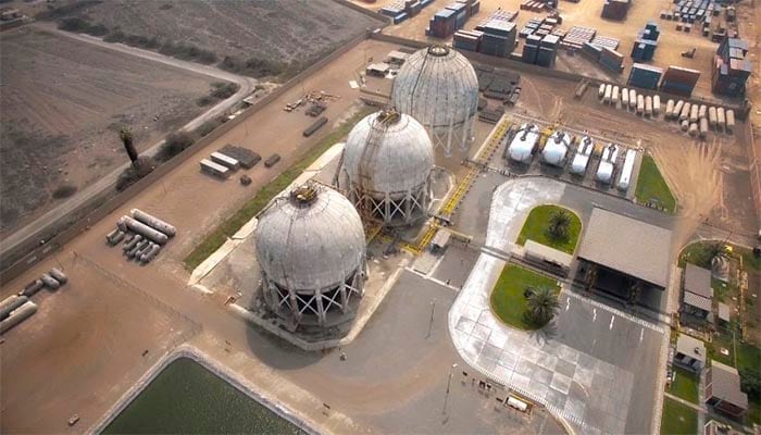 En estas esferas del Callao. Los líquidos de gas natural viajan de Cusco a Ica, donde se transforman en GLP, y luego viajan a Lima en barco, y para el sur en camiones cisterna. Por eso las colas.