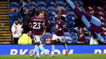 Oliver Sonne lanza al Burnley