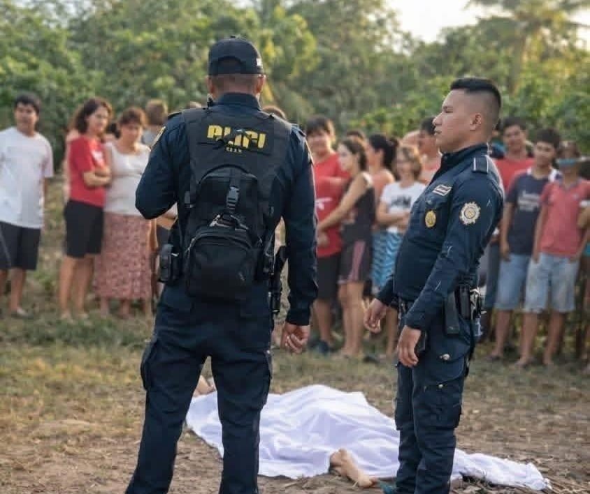 Agentes de la Policía Nacional Civil resguardan la escena del ataque armado en La Gomera, Escuintla./(El Escuintleco)