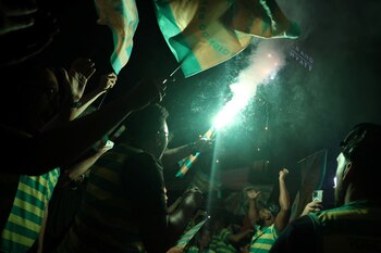 Banderas y bengalas fueron parte