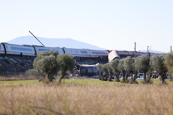 Dos trenes de alta velocidad, uno de Renfe y otro de Iryo, han colisionado a primera hora de este miércoles a la altura de la estación de Urda (Toledo). (Ismael Herrero/EFE)