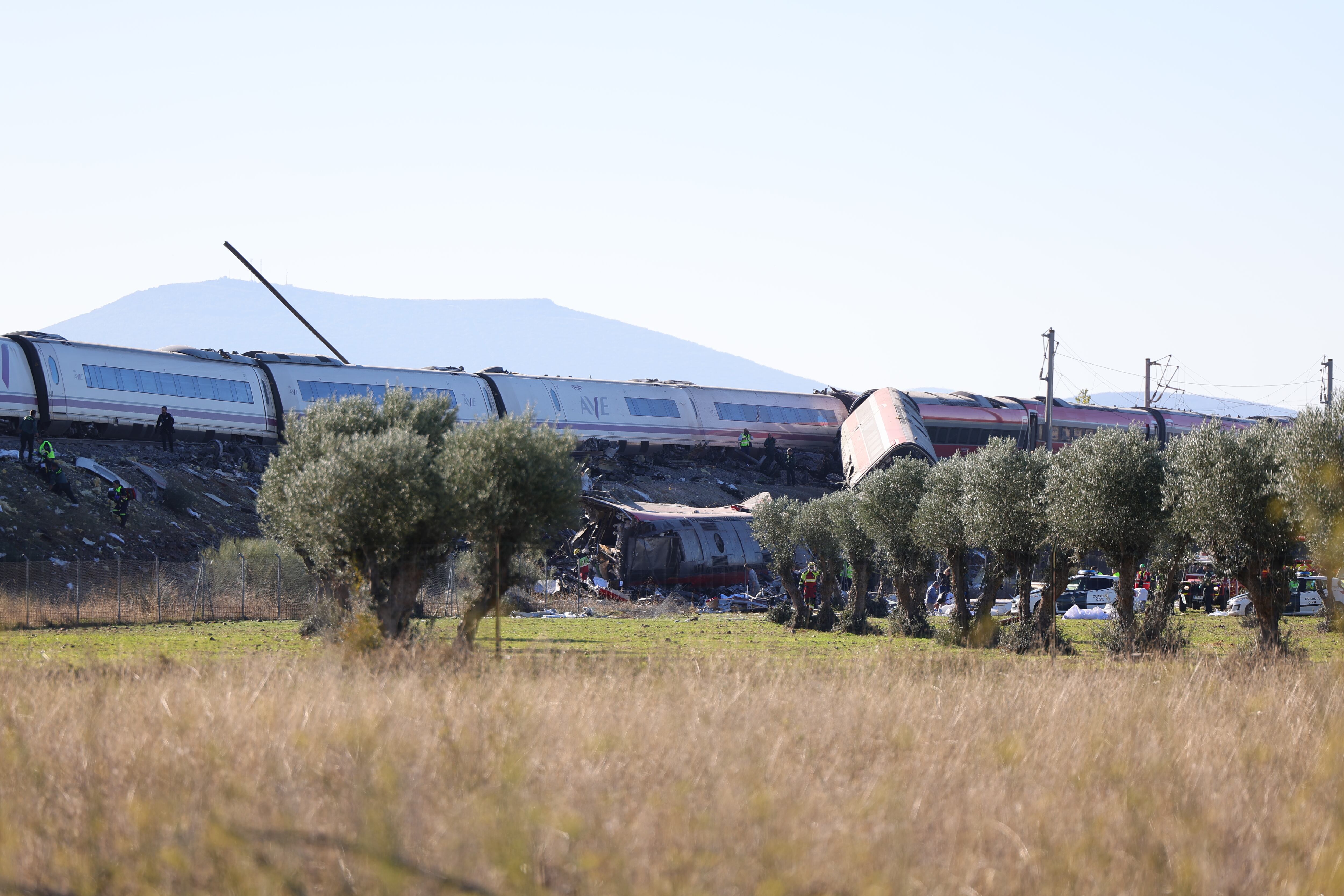 Dos trenes de alta velocidad, uno de Renfe y otro de Iryo, han colisionado a primera hora de este miércoles a la altura de la estación de Urda (Toledo). (Ismael Herrero/EFE)