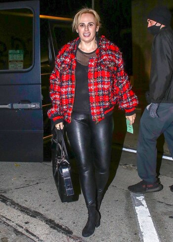 Rebel Wilson fue a comer