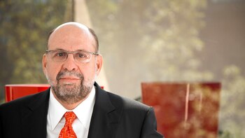 Se retira uno de los