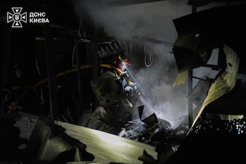 En esta imagen, distribuida por el Servicio de Emergencias de Ucrania, bomberos apagan un incendio tras un ataque ruso con misiles en Kiev, Ucrania, el 1 de septiembre de 2026 (Servicio de Emergencias de Ucrania vía AP)