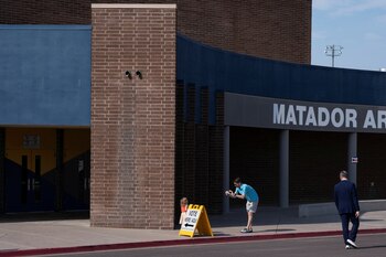 Un hombre hace una foto