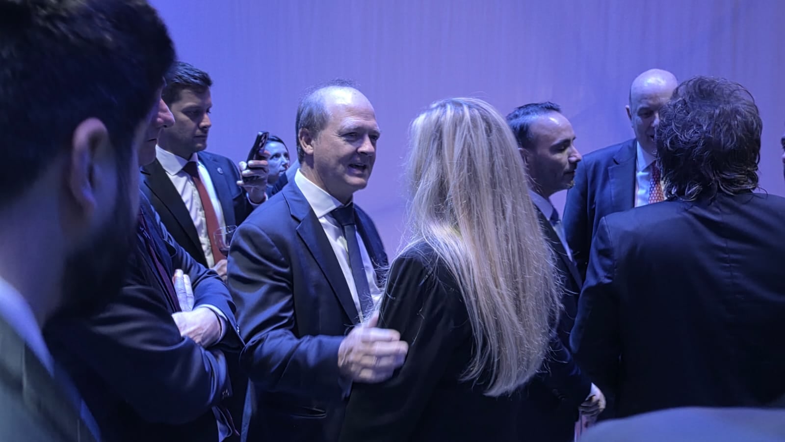 Daniel González, secretario Cordinador de Energía y la secretaria general de la presidencia Karina Milei, y miembros de su gabinete conversan durante la reunión oficial celebrada en París.