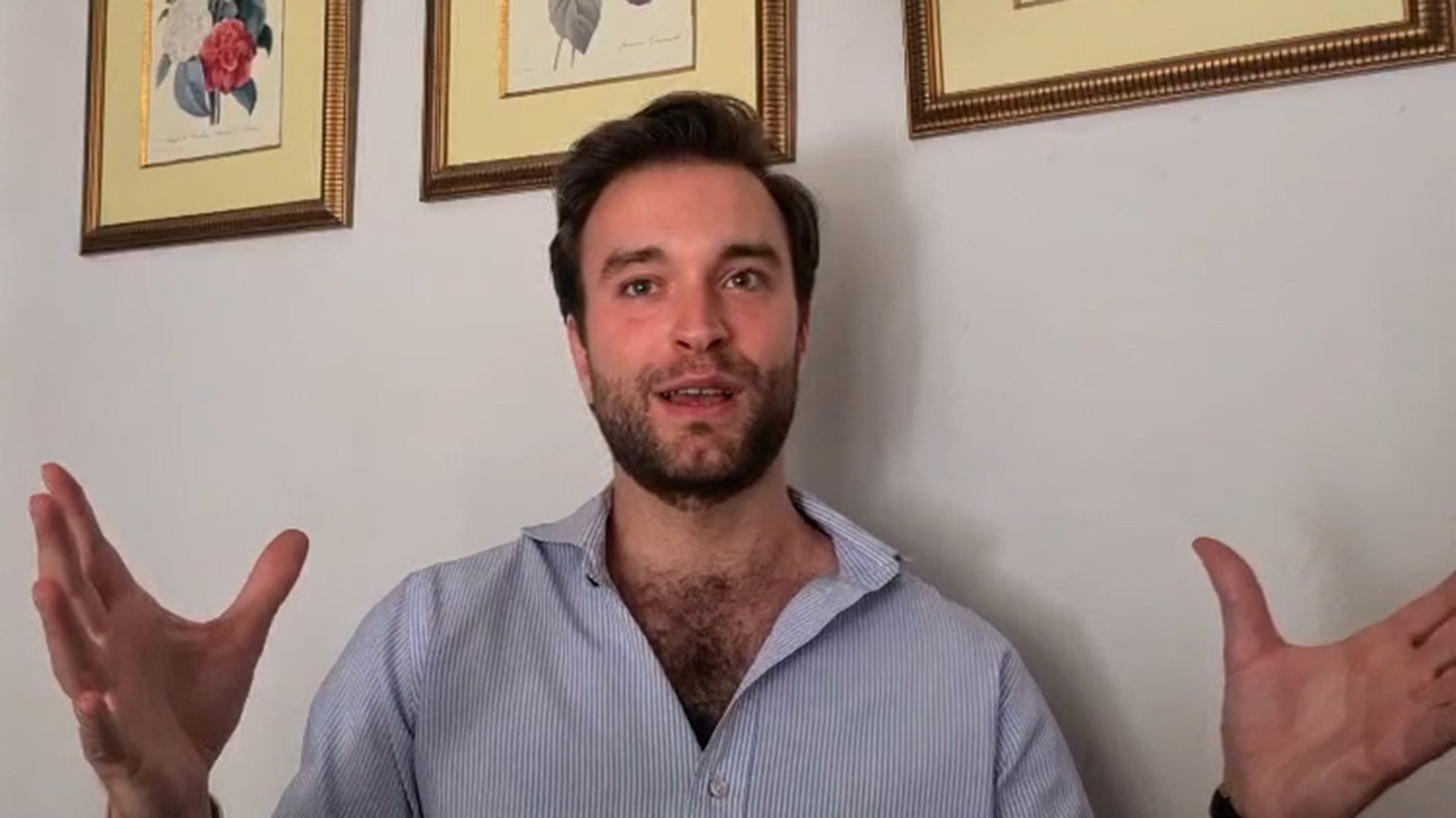 El emprendedor francés Lucas Chancerelle gesticula enérgicamente durante una entrevista, compartiendo sus perspectivas en un entorno casual con arte botánico de fondo.