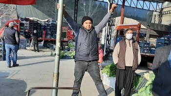 Voló con una sombrilla y