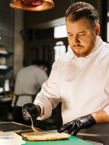 Lester Guillermo López, chef de Mala Hierba (Instagram / @malahierbavlc)