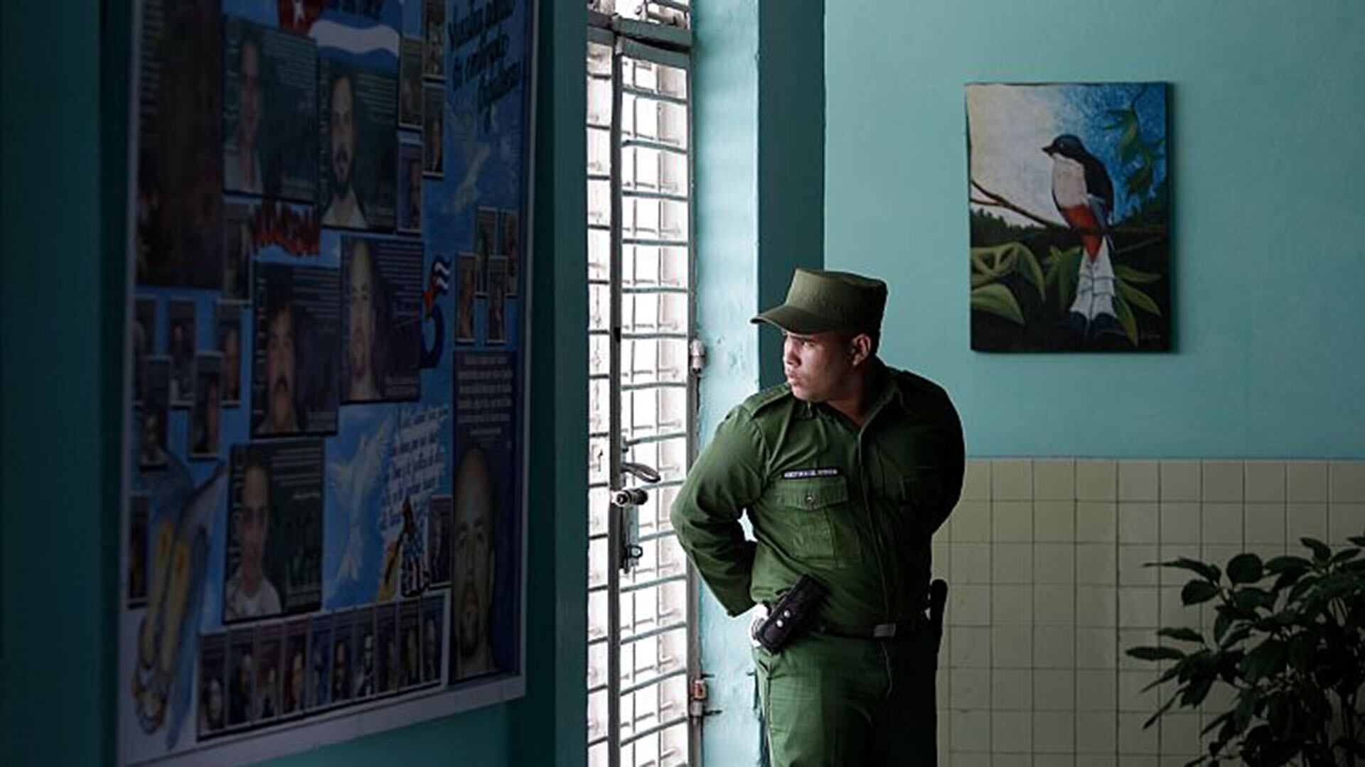 Imagen de archivo: Un guardia militar mira por la ventana desde el interior de la clínica médica de la prisión Combinado del Este durante una visita de los medios de comunicación en La Habana, el 8 de abril de 2013 (Foto AP)
