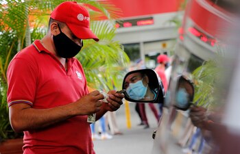 Un empleado que usa una