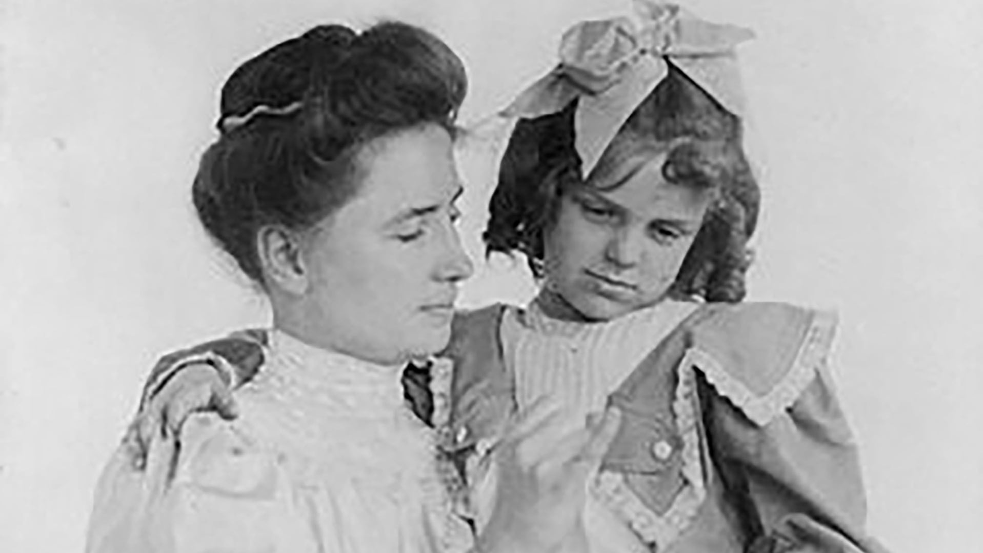 Helen junto a su maestra (fundacionhelenadamskeller.com)