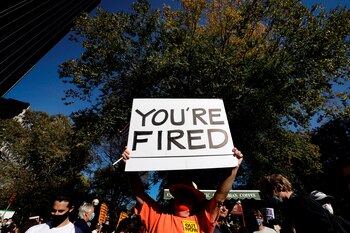 Personas festejan en Nueva York