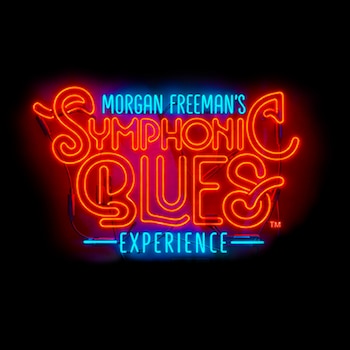Un letrero de neón muestra las palabras Morgan Freeman's Symphonic Blues Experience en colores rojo y azul sobre un fondo negro