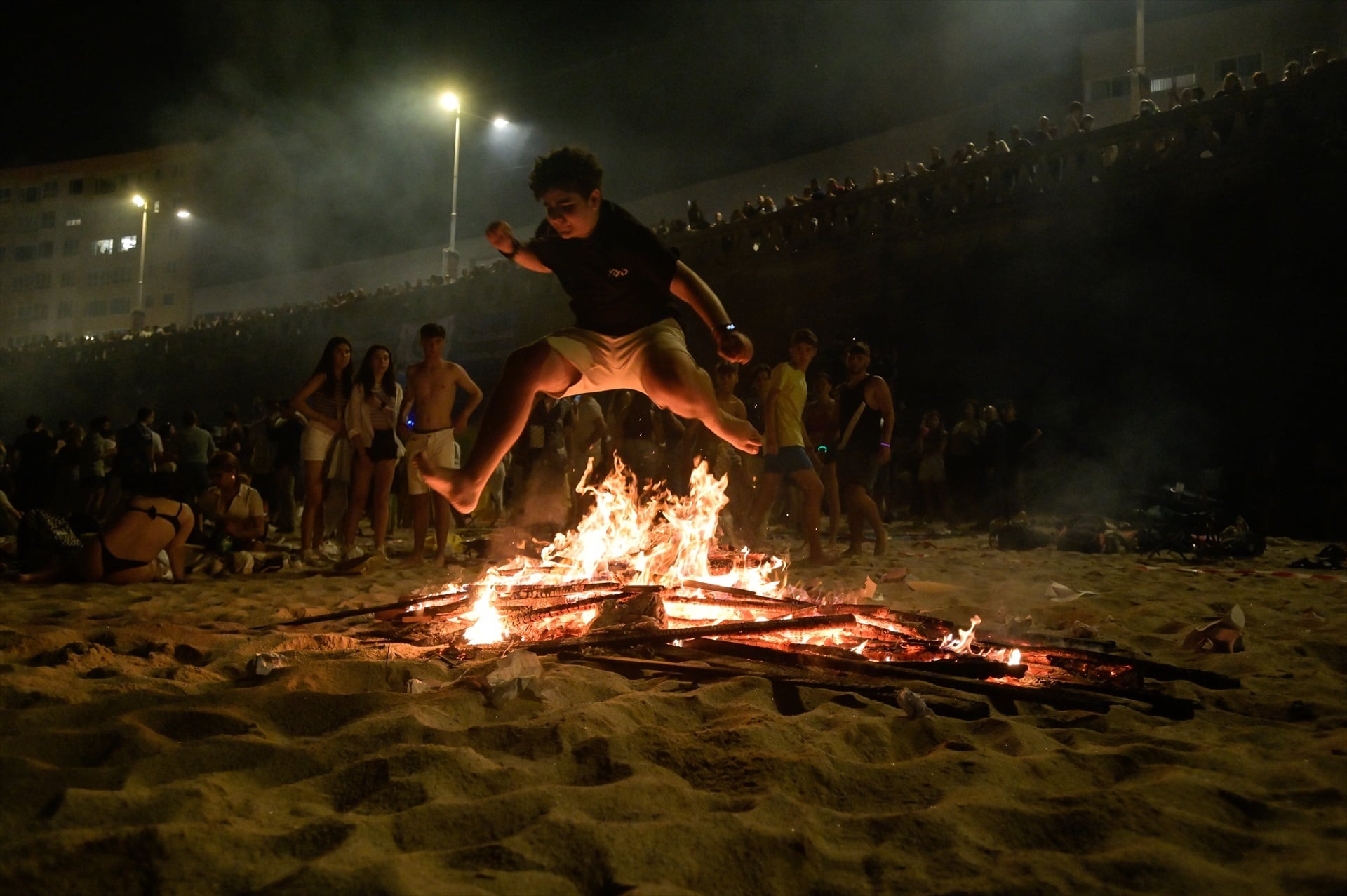 Una persona salta una hoguera durante la Noche de San Juan(M. Dylan/Europa Press)