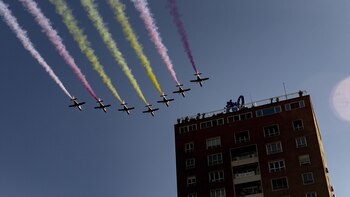 La Patrulla Águila dibuja la