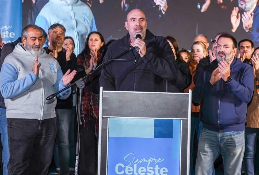 Javier Pokoik, tras ganar las elecciones en ATSA; a la izquierda, Héctor Daer