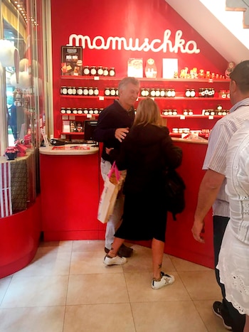 El ex presidente comprando chocolates