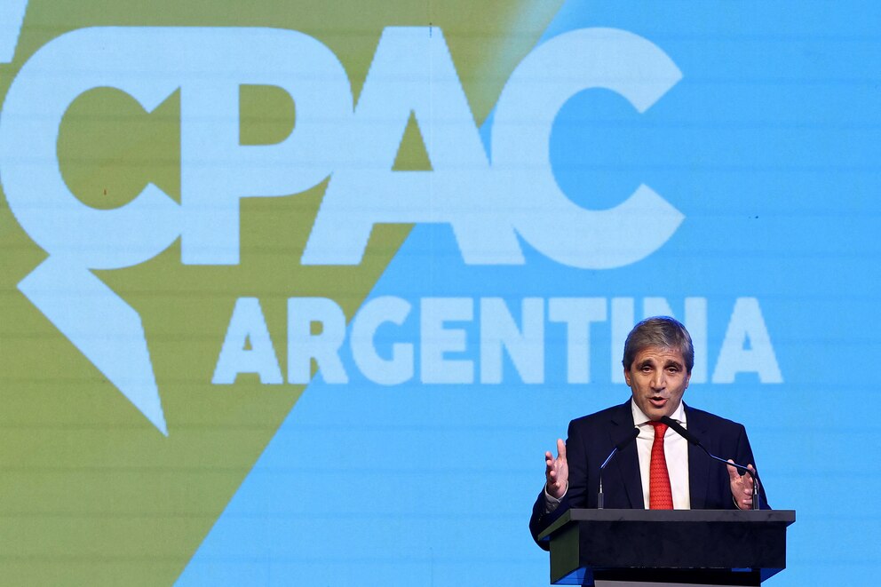 Caputo pronosticó 30 años de crecimiento y vinculó el futuro económico con la "batalla cultural"